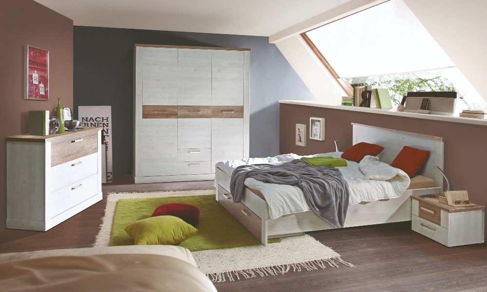 dormitorio con muebles blancos y suelo y paredes marrones)