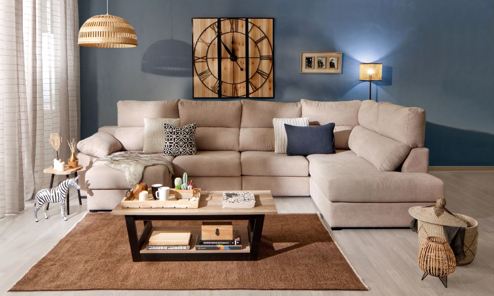 combinar cojines en un sofa beige en salon de paredes azules
