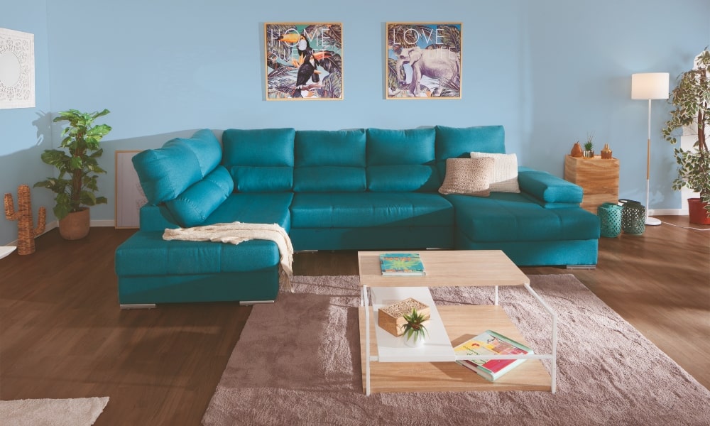 salon con paredes y chaise longue azules y suelo y alfombra marron) 