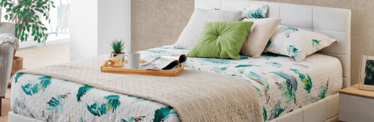 Decora la cama con cojines como lo hacen las influencers de decoración
