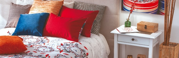 dormitorio rojo y blanco